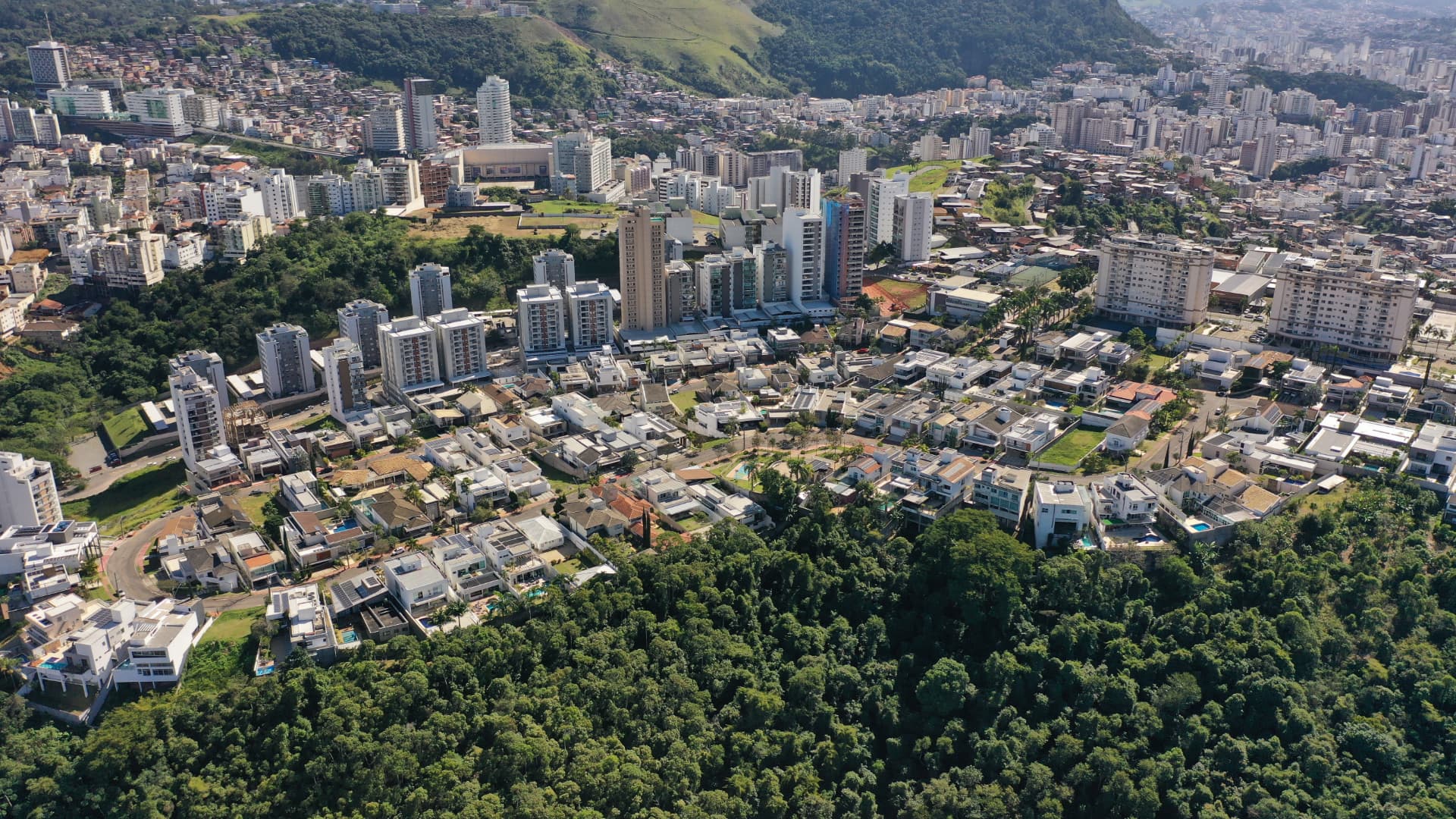 Foto aérea do bairro Estrela Sul em Juiz de Fora, mostrando a ocupação residencial, as vias projetadas e a arborização da Zona Sul