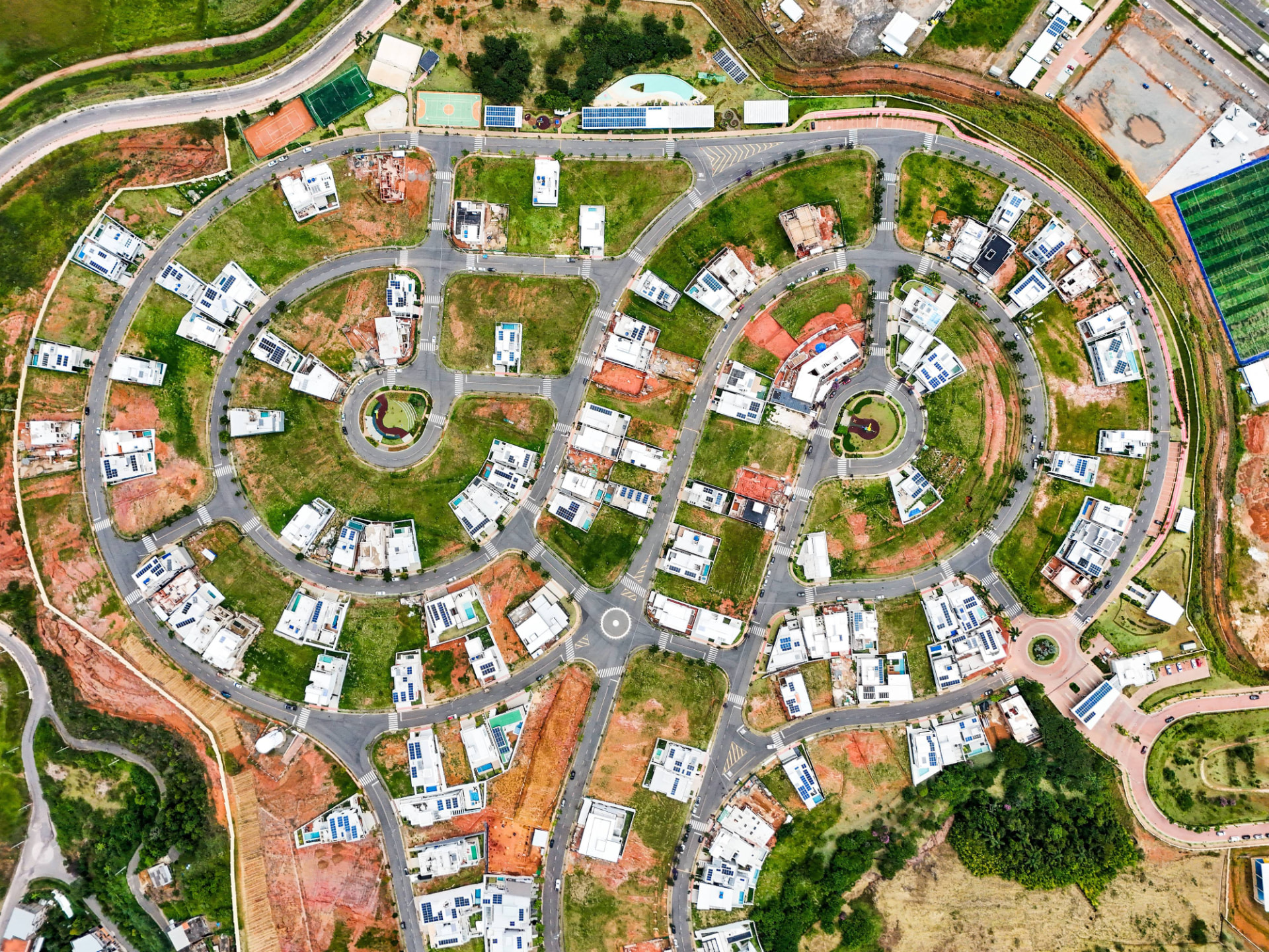 Foto aérea do Condomínio Estrela Alta em Juiz de Fora, mostrando os lotes, a área de lazer e o entorno da Zona Sul