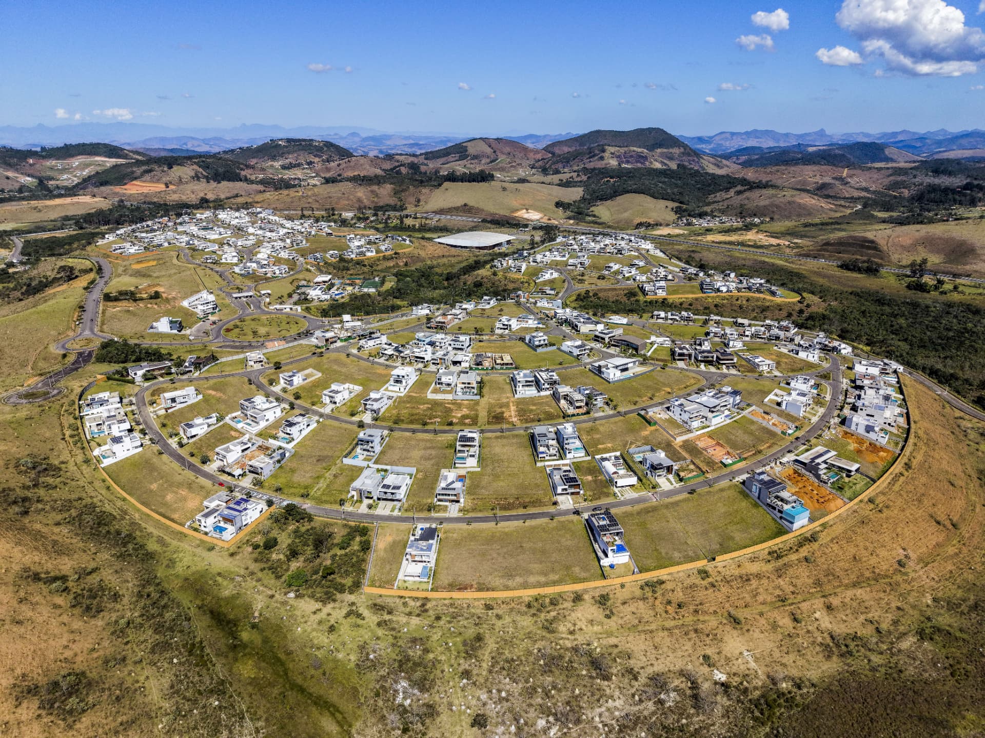 Foto aérea do Alphaville Juiz de Fora mostrando os lotes, o clube e o entorno da Zona Sul